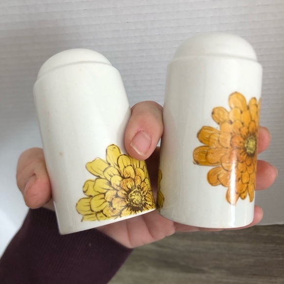 Vtg Floral Ceramic Salt and Pepper Shakers - Picture 11 of 13